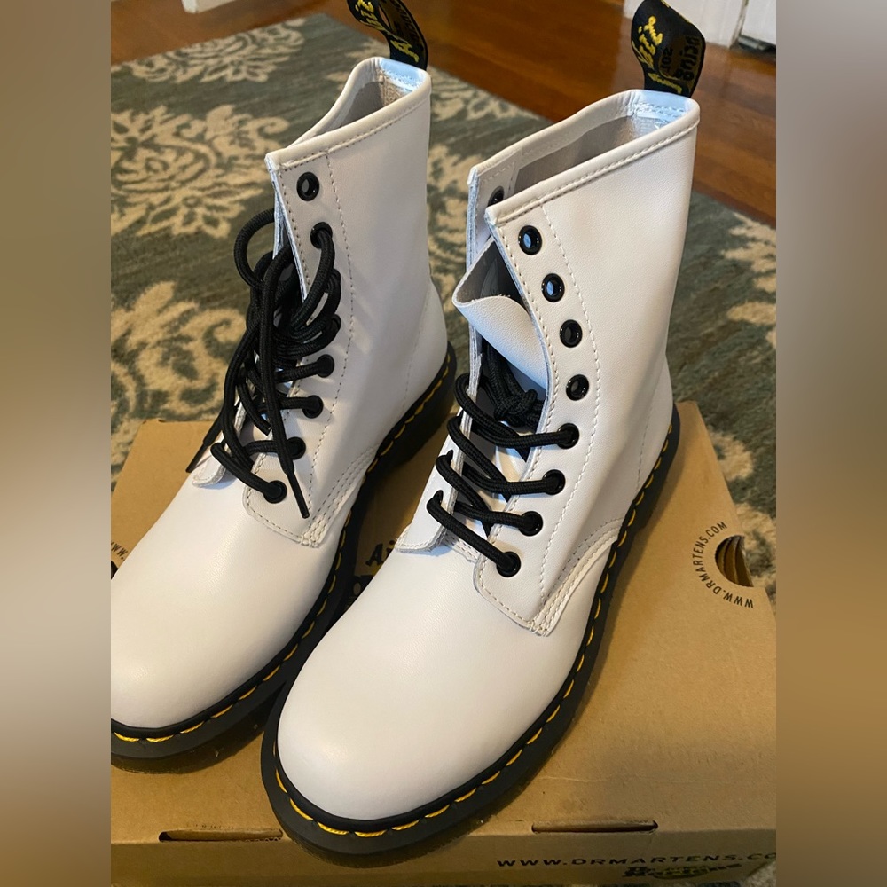 WHITE DOC MARTENS